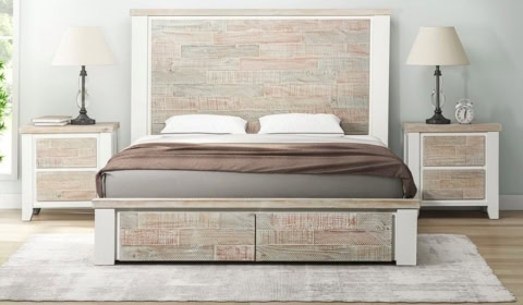 Lit double avec rangement et ambiance cosy, mobilier en bois blanchi, lampes de lecture, décoration naturelle, style rustique moderne. Parfait pour un intérieur chaleureux et élégant.