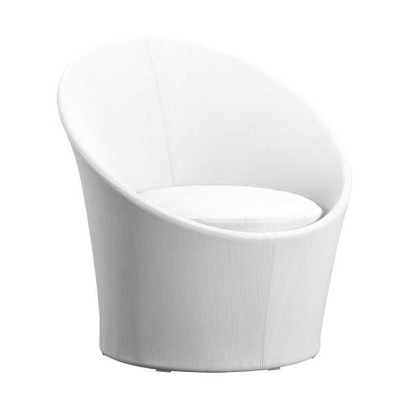 Fauteuil rond blanc Grimaud en tissu avec coussin d’assise pour un style contemporain et cosy. Parfait pour salon ou chambre, allie confort et design épuré.