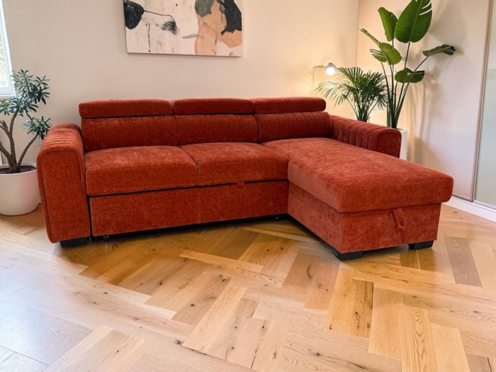 Canapé d'angle droit convertible en tissu brique avec espace de rangement intégré, parfait pour un salon moderne et pratique.