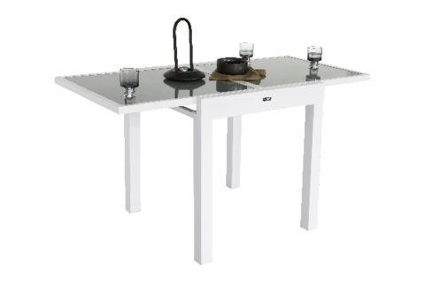 Légende alternée : Table de cuisine blanche moderne avec lave-vaisselle, tasses et ustensiles, idéale pour un week-end relax ou entre amis. Parfait pour partager un repas ou un café en famille ou entre proches.