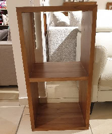 Étagère en bois solide idéale pour la décoration intérieure, idéale pour ranger et mettre en valeur vos objets lors d’un week-end détente. Parfaite pour une ambiance chaleureuse et fonctionnelle.