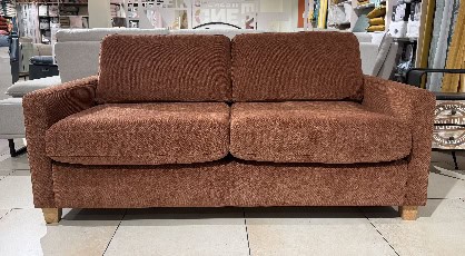 Canapé en tissu brun chaleureux idéal pour un salon cosy, parfait pour la détente en famille ou entre amis, avec un design classique et confort exceptionnel.