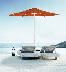 Une grande plage ensoleillée avec deux chaises longues et un parasol orange, offrant un espace détente face à l'océan, parfait pour profiter du soleil et du calme en weekend.