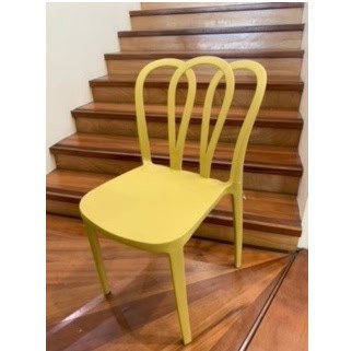 Chaise jaune design moderne, idéale pour décoration intérieure, salon ou salle à manger, avec un style élégant et contemporain, finition en bois et assise confortable.