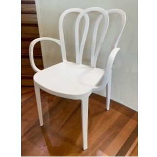 Chaise moderne blanche avec dossier décoratif, idéale pour meubles de salon ou salle à manger, apportant style et confort à votre intérieur.