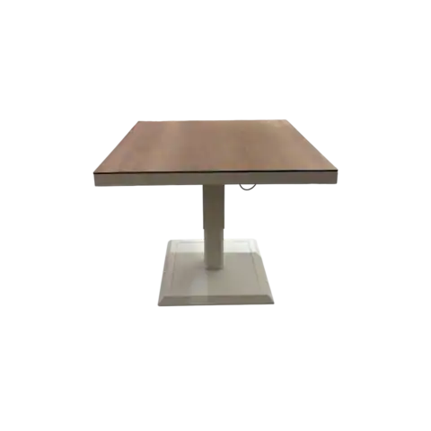 Table basse de jardin carrée en aluminium blanc avec plateau en bois, idéale pour aménager un espace extérieur convivial et moderne. Parfaite pour les repas en plein air ou la détente.