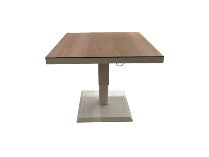 Table basse de jardin carrée en aluminium blanc avec plateau en bois, idéale pour aménager un espace extérieur convivial et moderne. Parfaite pour les repas en plein air ou la détente.