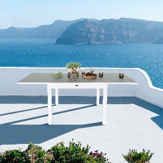 VUE SUR MER et Terrasse ensoleillée avec mobilier blanc pour détente.