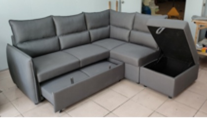 Canapé d'angle gris moderne avec espace de rangement, idéal pour salon contemporain, facile à ouvrir, pratique pour organiser coussins et couvertures. Parfait pour optimiser votre espace de vie.