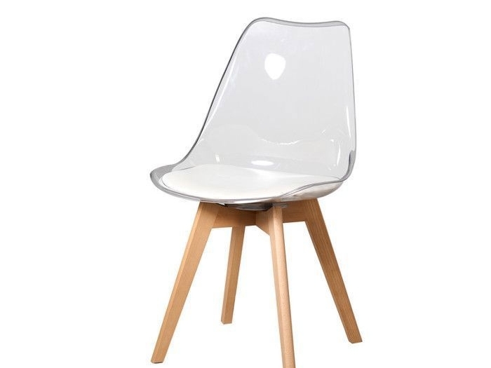 Chaise en plastique transparent avec coussin blanc, pieds en bois, style scandinave, idéale pour la décoration intérieure moderne et minimaliste.