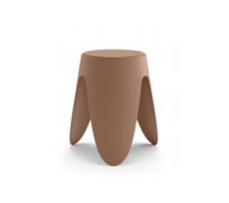 Tabouret design en résine beige, parfait pour décoration intérieure et extérieure, apportant modernité et élégance à votre espace.