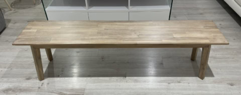 Table en bois massif avec design simple, idéale pour une décoration intérieure moderne ou rustique.