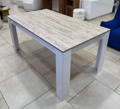 Table rectangulaire blanche avec plateau en bois décoratif, idéale pour repas conviviaux et réunions familiales.