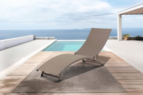 Allongé en bain de soleil en aluminium avec toile taupe, idéal pour profiter du soleil avec vue sur la mer. Confort et élégance pour votre espace extérieur.