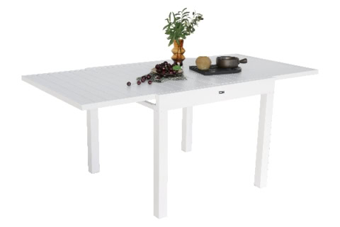 Une table blanche élégante et fonctionnelle, idéale pour un repas convivial lors du weekend. Décorée avec des plantes vertes, des fruits et de la vaisselle, elle apporte style et confort à votre intérieur ou extérieur.