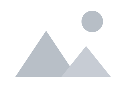 Table repas extensible EOS 135 en aluminium blanc, avec plateau en verre gris pour un style contemporain et pratique. Idéale pour accueillir famille et amis lors de vos repas.