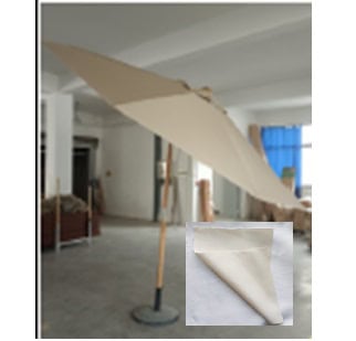 Une pièce intérieure décorée avec un drap beige suspendu, évoquant une ambiance chaleureuse et élégante pour un week-end détente.
