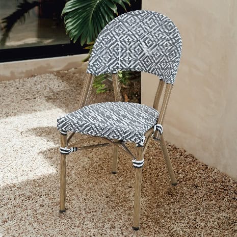 Une chaise pliante d'extérieur en aluminium avec effet bois et assise tressée grise, idéale pour votre mobilier de jardin, confort et design pour vos moments de détente en plein air.
