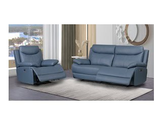 Canapé et fauteuil confortables en cuir bleu pour salon moderne, idéale pour un week-end de détente à la maison. Design élégant et espace généreux, parfait pour moments en famille ou entre amis.