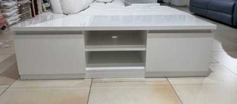 Meuble TV blanc brillant SANDRIO de 150 cm avec rangements fermés, idéal pour un salon moderne et épuré. Parfait pour organiser votre espace de divertissement avec style.