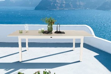 Table extérieure avec vue sur la mer Méditerranée, idéal pour un weekend relaxant en bord de mer, cuisine en plein air, ambiance méditerranéenne, détente, soleil, panorama exceptionnel.