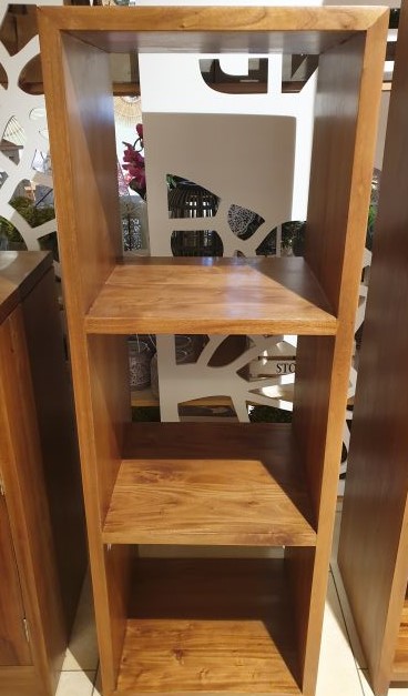 Une bibliothèque cube en bois miel, étroite, idéale pour optimiser l’espace intérieur avec style. Parfaite pour une décoration moderne et pratique, cette étagère en bois ajoute chaleur à votre intérieur.