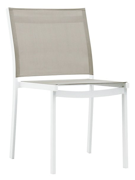 Chaise de jardin blanche avec assise et dossier en maille, idéale pour terrasse ou balcon, design épuré.