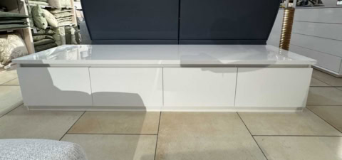 Meuble TV bas blanc brillant SANDRIO de 220 cm avec rangements fermés, idéal pour un salon moderne et épuré.