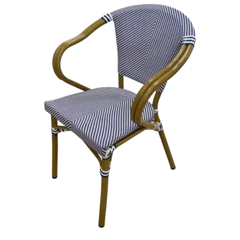 Balcon ou terrasse : fauteuil repas en aluminium avec effet bois, tissu sling blanc et bleu, design élégant et confortable pour un repas en extérieur.
