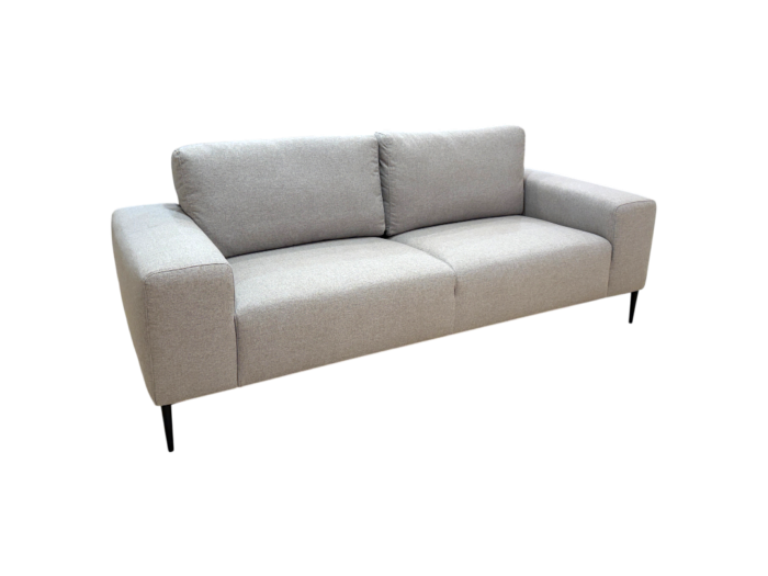 Balcon ou salon, canapé Dahlia 3 places en tissu gris clair, design moderne et confortable, idéal pour un espace de vie élégant et accueillant.