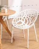 Chaise blanche design moderne pour salon ou terrasse, alliant style élégant et confort, idéale pour une décoration intérieure tendance et conviviale.