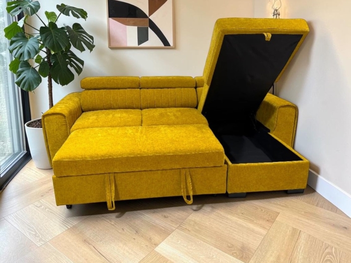 Canapé d'angle droit convertible en lit avec espace de rangement intégré, tissu moutarde moderne, idéal pour salon contemporain.