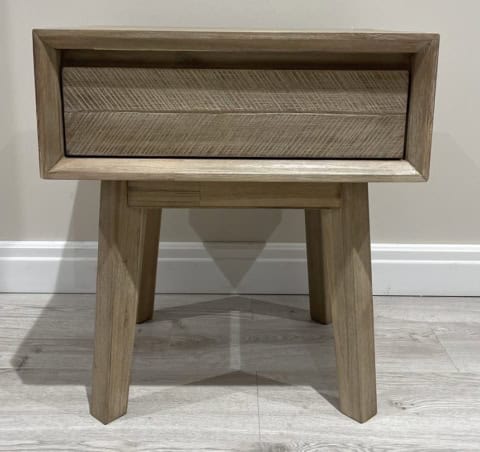 Bois naturel, table d'appoint moderne en bois massif, design épuré, mobilier contemporain pour salon ou chambre à coucher, décoration scandinave élégante, meuble pratique et esthétique.