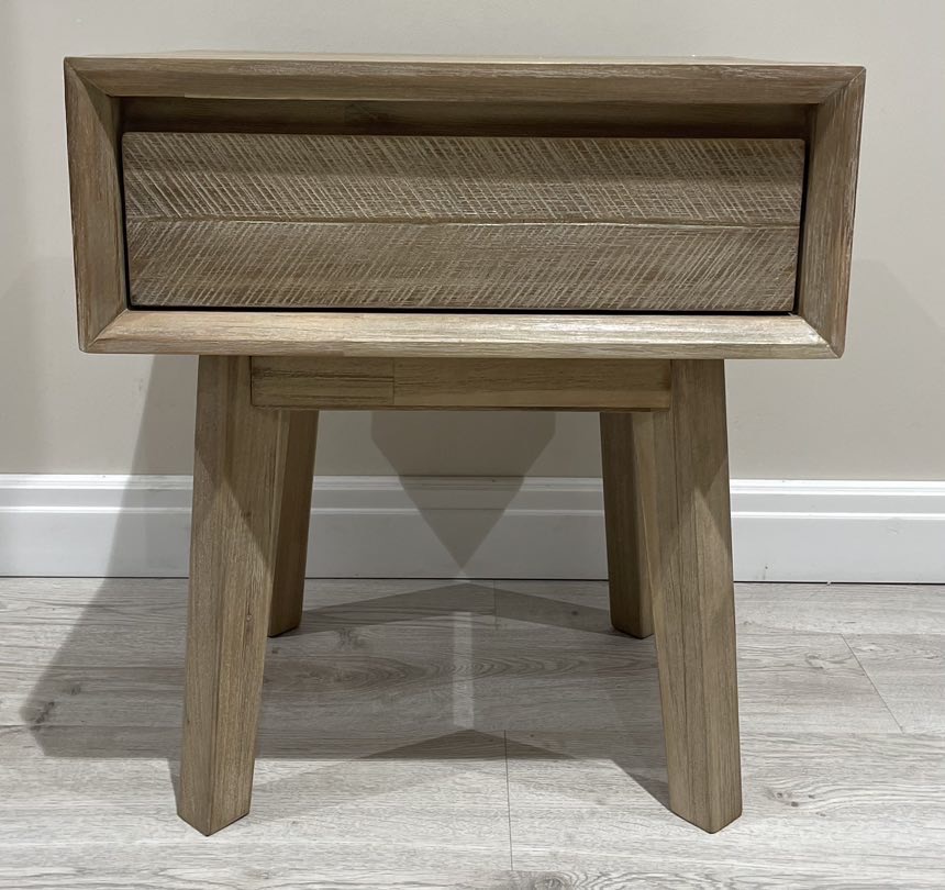 2. Chevet en bois clair avec tiroir, pieds évasés, style moderne. Parfait pour une décoration chaleureuse et élégante dans une chambre à coucher.