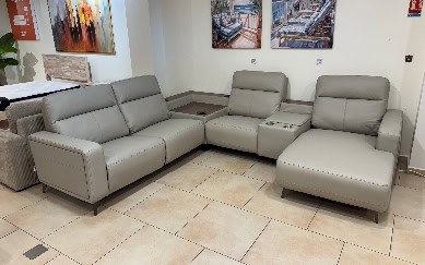 Canapé en cuir gris clair, spacieux et contemporain, idéal pour un salon moderne. Parfait pour accueillir famille et amis dans un intérieur cozy et élégant.