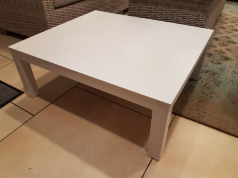 Table basse blanche design moderne idéale pour salon, en style épuré et minimaliste, parfaite pour un mobilier d'intérieur élégant et pratique, apportant une touche contemporaine à votre espace de vie.