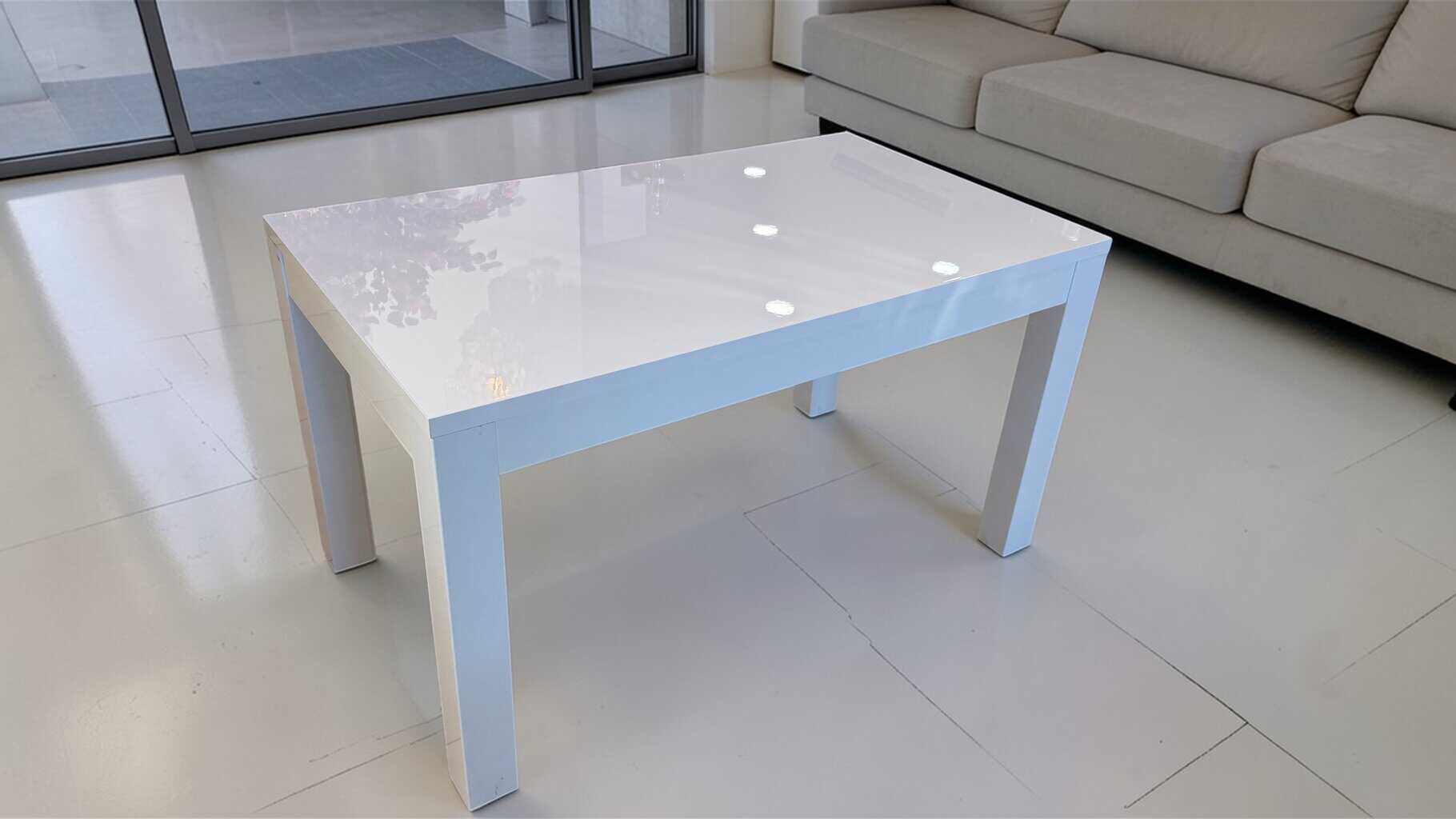 Table SANDRIO 160 cm en blanc, idéale pour la salle à manger moderne. Conçue pour allier élégance et fonctionnalité, cette table offre un espace convivial pour vos repas en famille ou entre amis.