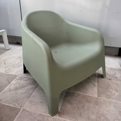 Sofa en plastique vert pastel, parfait pour une décoration intérieure tendance, facile d'entretien et résistant, offrant un confort minimaliste dans votre espace de vie ou d'attente.