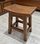 Tabouret en bois miel avec assise incurvée, idéal pour décoration intérieure chaleureuse, meubles modernes, salon ou cuisine, hauteur 48 cm, design robuste bois naturel.