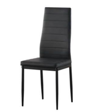 Chaise design noire avec dossier rembourré et piétement en bois noir, idéale pour meubler une salle à manger ou un espace de vie contemporain. Pratique et esthétique, parfait pour une décoration moderne.