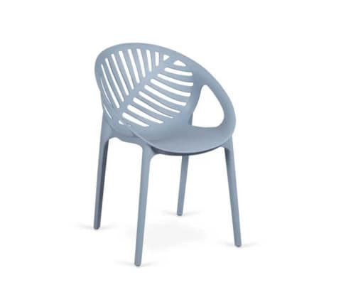 Chaise en plastique grise, design contemporain, idéale pour l'extérieur, mobilier de style moderne, mobilier de patio, chaise légère, mobilier de jardin, décoration extérieure.