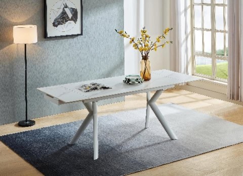 Un intérieur moderne avec une table blanche, une lampe de sol, et une décoration florale pour un week-end détente à la maison.