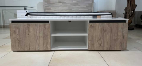 Balcon ou salon : meuble TV blanc avec rangements ouverts en bois, design moderne et pratique. Parfait pour organiser votre espace de vie avec style.