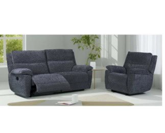 Canapé et fauteuil confortables pour un salon cosy lors du week-end, parfaits pour se détendre en famille ou entre amis avec style et confort.