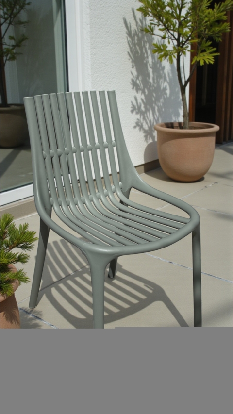Balcon avec chaise de jardin verte en plastique, idéale pour l'extérieur, avec lattes en plastique durable, parfaite pour profiter du soleil et du confort lors des moments de détente.
