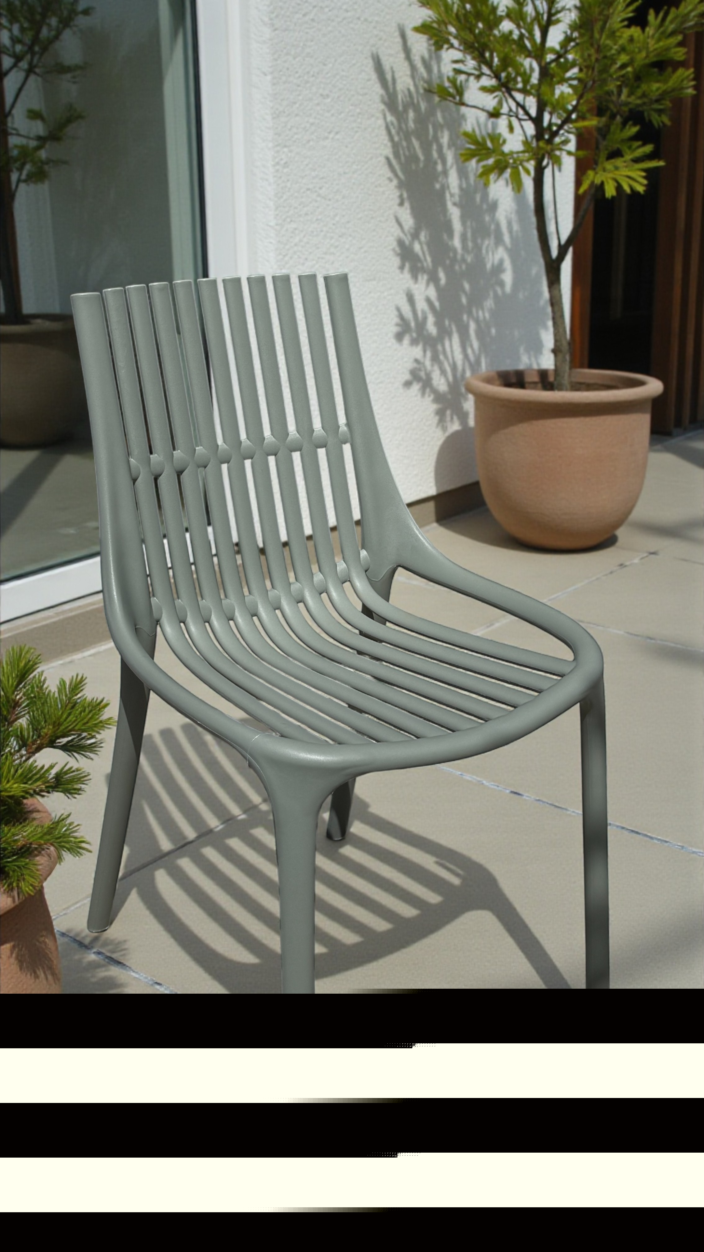 Balcon avec chaise de jardin verte en plastique, idéale pour l'extérieur, avec lattes en plastique durable, parfaite pour profiter du soleil et du confort lors des moments de détente.