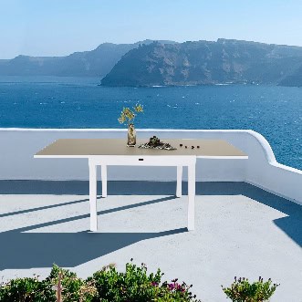 Vue panoramique mer et ciel bleu depuis une terrasse en Grèce, idéale pour un week-end détente, avec un mobilier moderne et une atmosphère relaxante pour profiter de la nature.