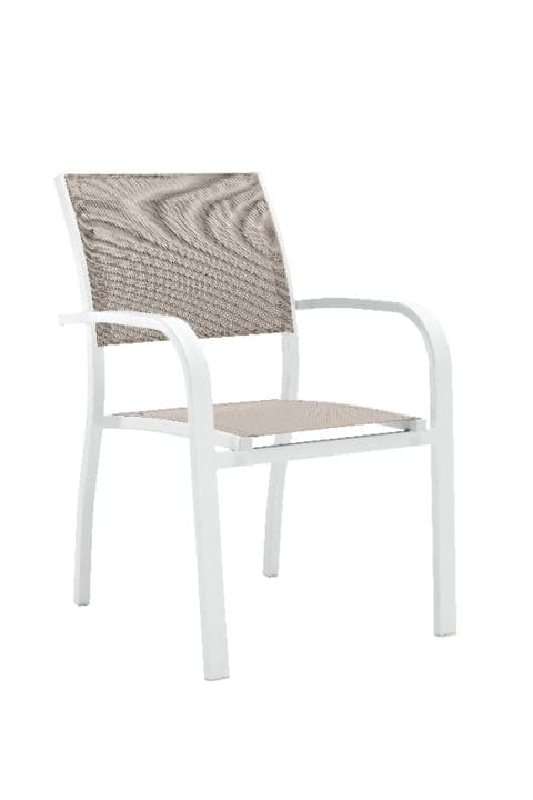Chaise de jardin avec structure blanche et siège en résine tressée, idéale pour votre coin détente lors d’un week-end en plein air, facile à nettoyer et résistante aux éléments extérieurs.