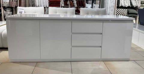 Buffet dressoir blanc laqué SANDRIO avec 3 portes et 3 tiroirs, design contemporain, idéal pour salon ou salle à manger.