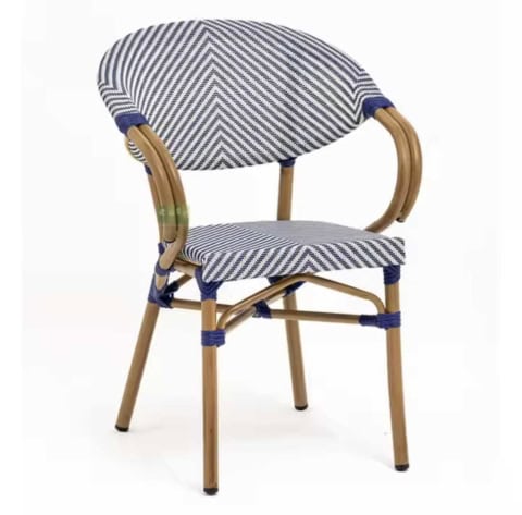 Chaise en rotin avec coussin rayé bleu et blanc, idéale pour décoration intérieure, salon ou terrasse, style bohème, confortable, tendance et artisanale.